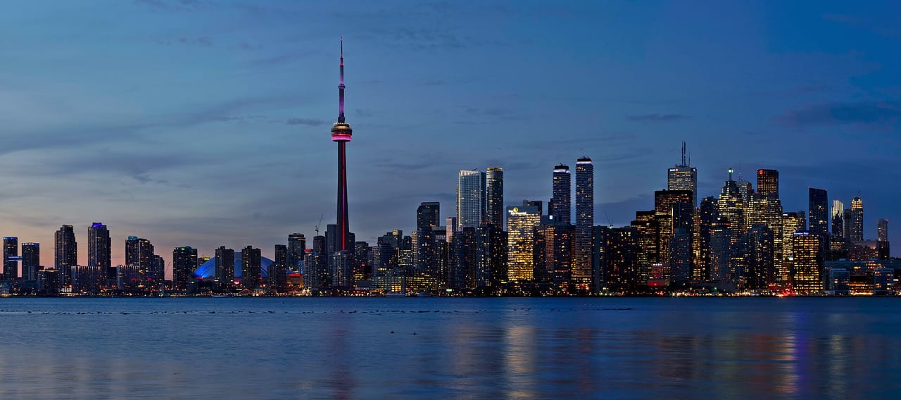 Skyline de Toronto ao entardecer com a CN Tower