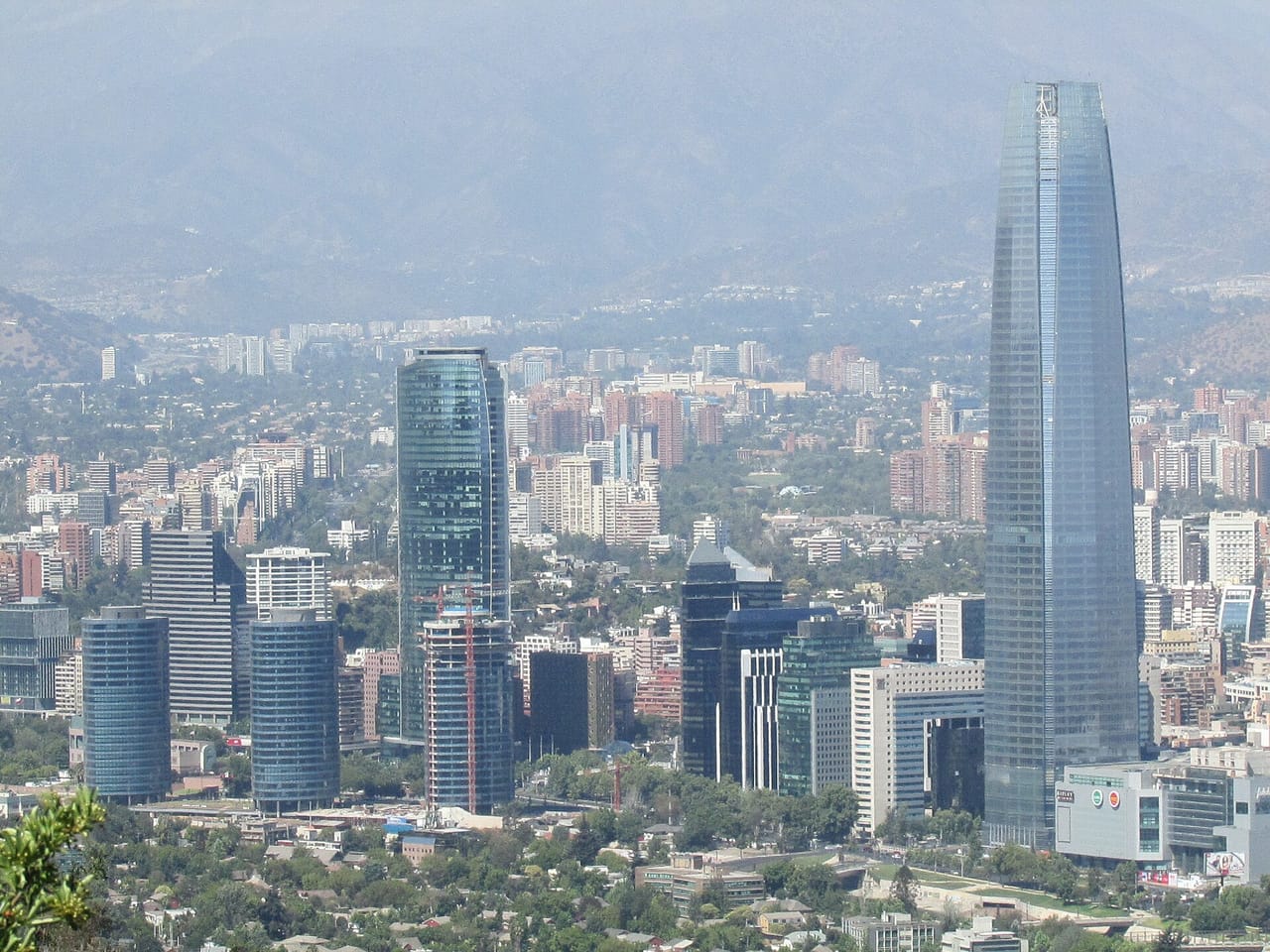 Skyline de Santiago com a Cordilheira dos Andes ao fundo