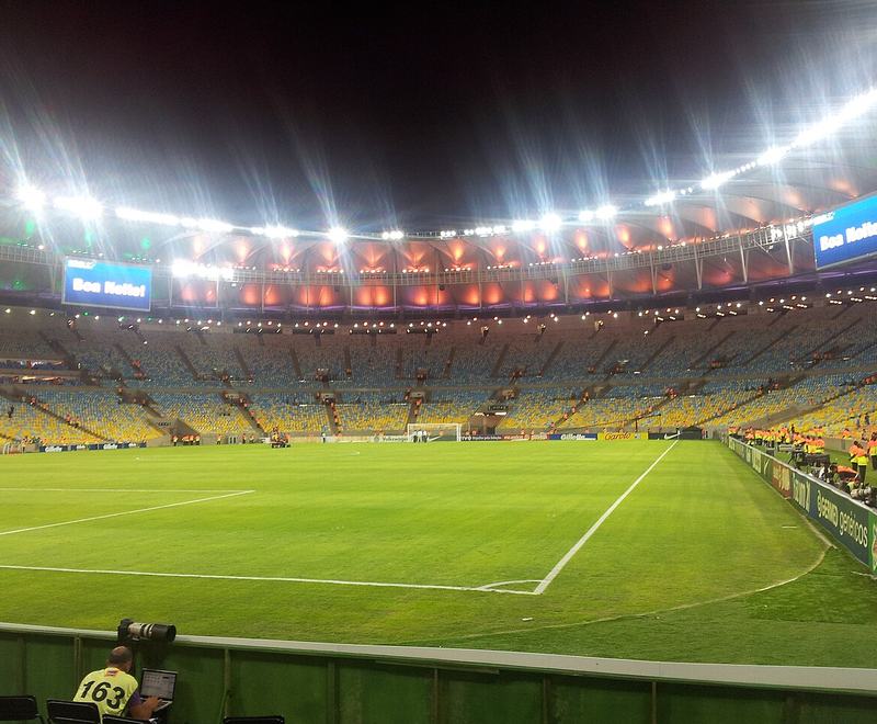 Estádio do Maracanã iluminado à noite